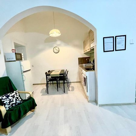 White Apartment Near The Famous New York Cafe ブダペスト エクステリア 写真