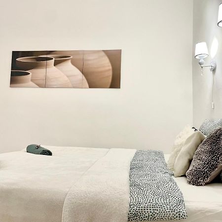 White Apartment Near The Famous New York Cafe ブダペスト エクステリア 写真