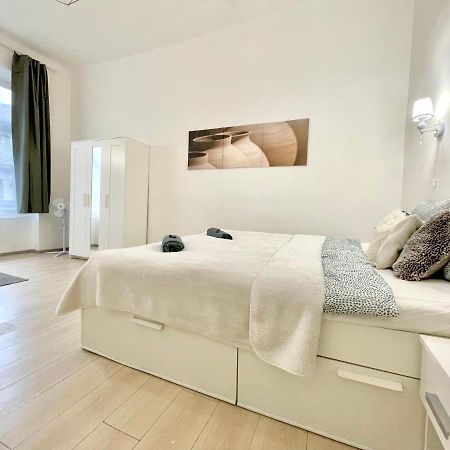 White Apartment Near The Famous New York Cafe ブダペスト エクステリア 写真