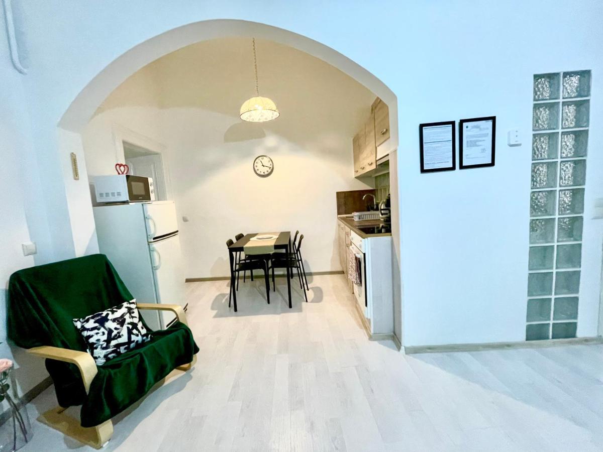 White Apartment Near The Famous New York Cafe ブダペスト エクステリア 写真