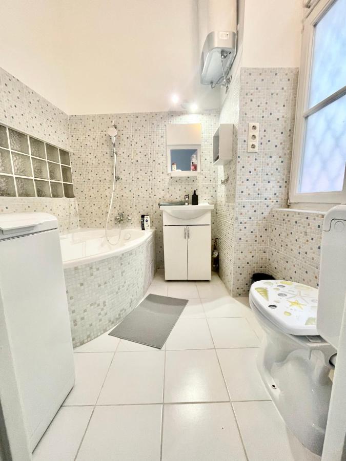 White Apartment Near The Famous New York Cafe ブダペスト エクステリア 写真
