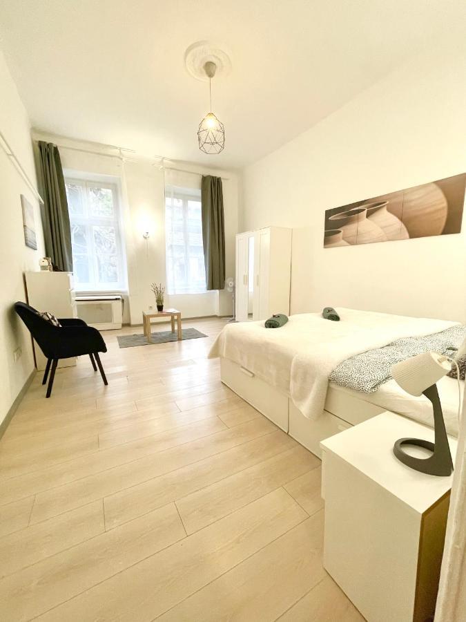 White Apartment Near The Famous New York Cafe ブダペスト エクステリア 写真