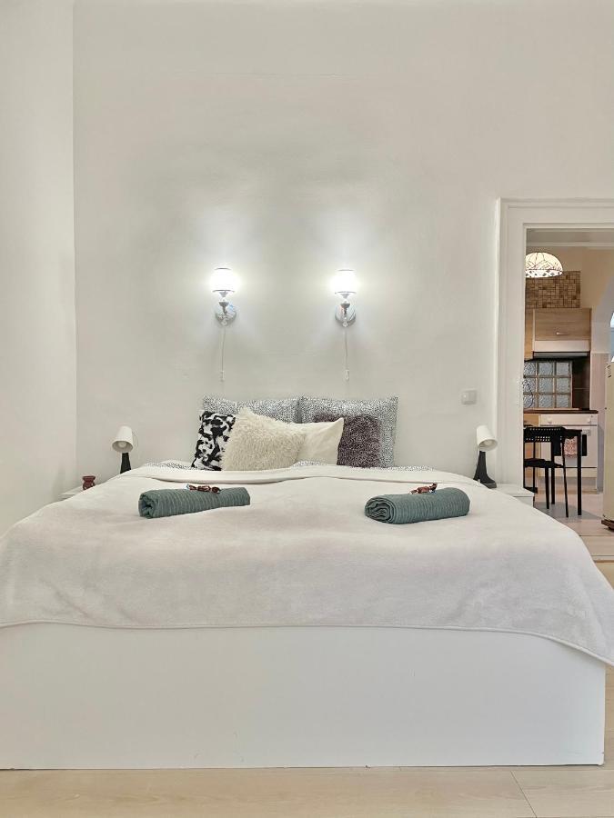 White Apartment Near The Famous New York Cafe ブダペスト エクステリア 写真