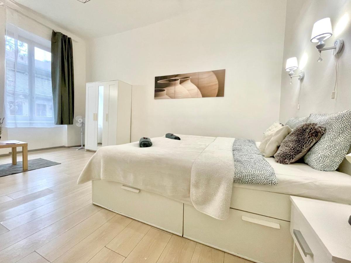 White Apartment Near The Famous New York Cafe ブダペスト エクステリア 写真